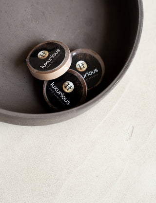 Sterke Re-Fit Tape accessoires van Luxurious Hairextensions, close-up van de tape en textuur.