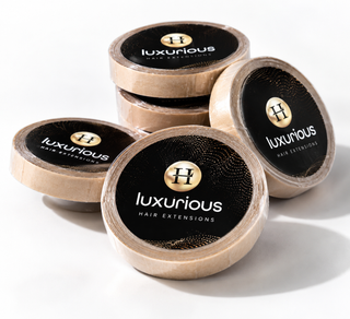 Sterke Re-Fit Tape accessoire voor haarextensies van Luxurious Hairextensions, eenvoudig te bevestigen en herbruikbaar.