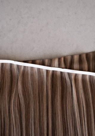Luxueuze Infinity Strip Tape-In haaruitbreidingen van 100% menselijk haar door Luxurious Hairextensions, zichtbaar in de afbeelding.