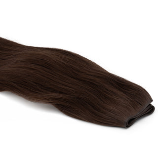 Luxueuze Luxurious Hairextensions Deluxe Triple Weft Pro, 100% menselijk haar, lange haarextensies van 50 cm op een display.