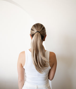 Luxueuze haarverlenging ponytail extender van 100% menselijk haar, zichtbaar in een mooie, volle paardenstaart.