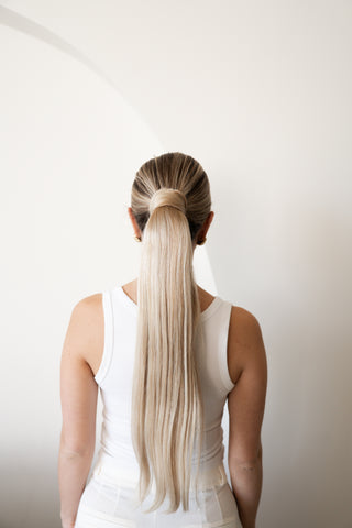 Luxurious Hairextensions Ponytail Extender van 100% menselijk haar, donkerbruin, met een elastische haarextensie voor volume.