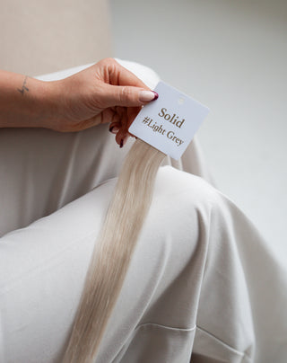Luxurious-Hairextensions shade testers voor haarextensies, tonen verschillende haarkleuren en tinten op een witte achtergrond.