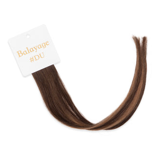Luxurious-Hairextensions shade testers voor haarextensies, close-up van verschillende haarkleuren voor kleurmatching.