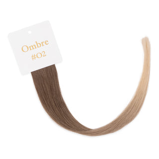 Luxurious-Hairextensions shade testers voor haaruitbreidingen, dichtbij opname van verschillende haartinten en texturen.