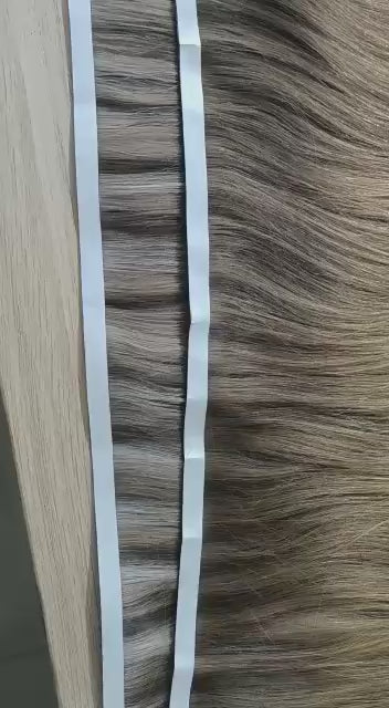 Tape-in Wefts van 100% human hair – naadloze, onzichtbare hairextensions voor een natuurlijk volumineus resultaat.