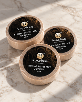 Sterke Re-Fit tape van Luxurious Hairextensions, handzaam accessoire voor haarverlenging en -verlenging.