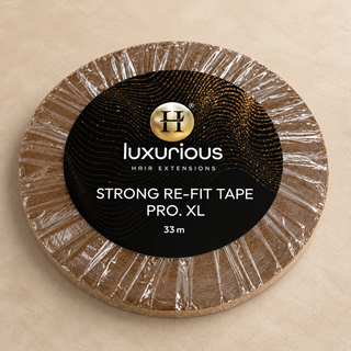 Luxurious Hairextensions Strong Re-Fit Tape Pro XL accessoires, met tape voor haarextensies, zichtbaar in close-up.